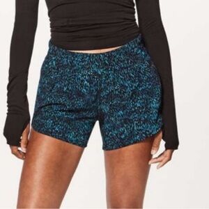 Lululemon Tracker Short V *4" Illuminate Multi Black / Black
Size 10